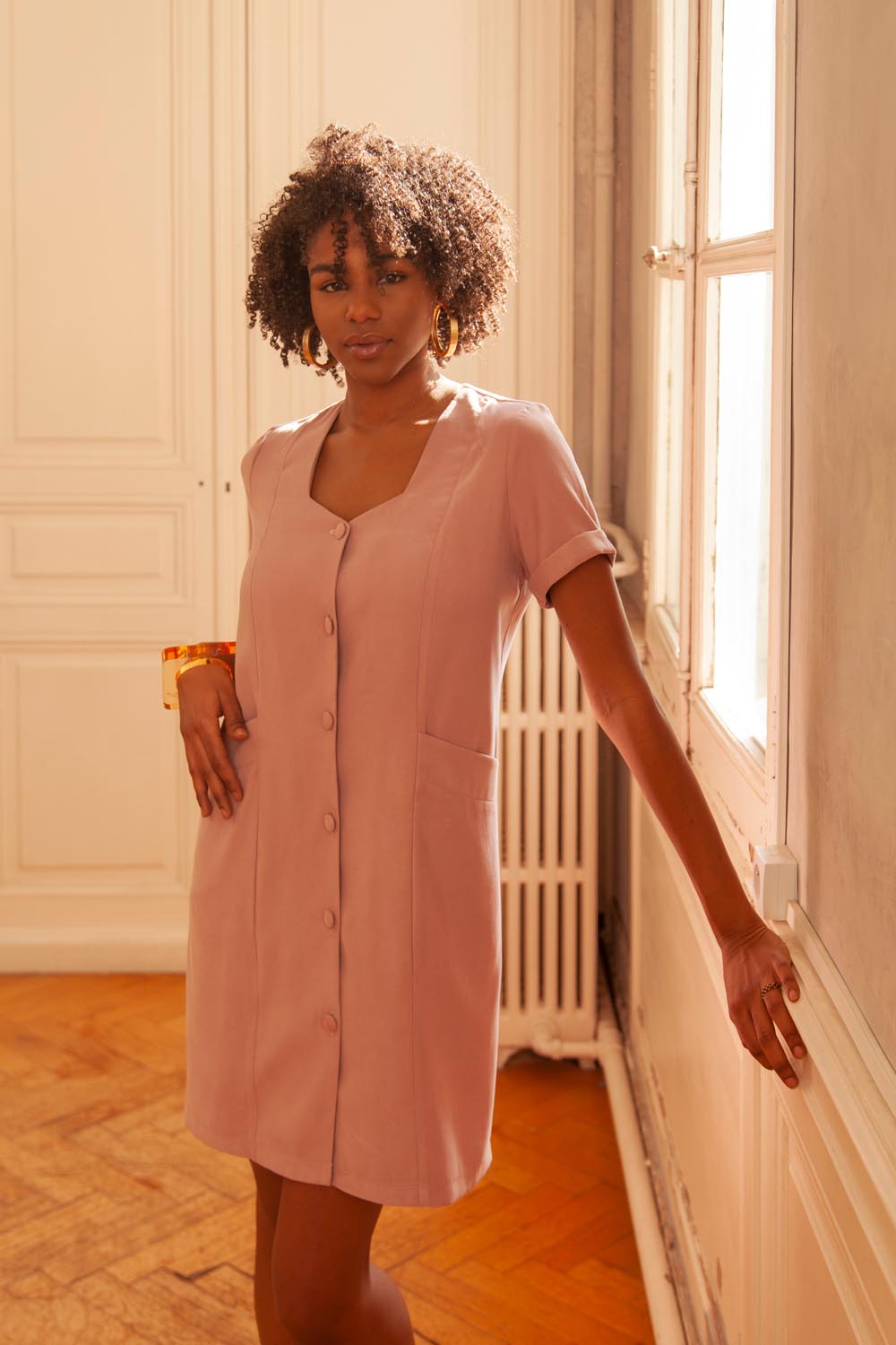 Robe femme à manches courtes et boutonnage sur le devant. Conçu dans un beau tissu couleur rose pastel. Made In France.