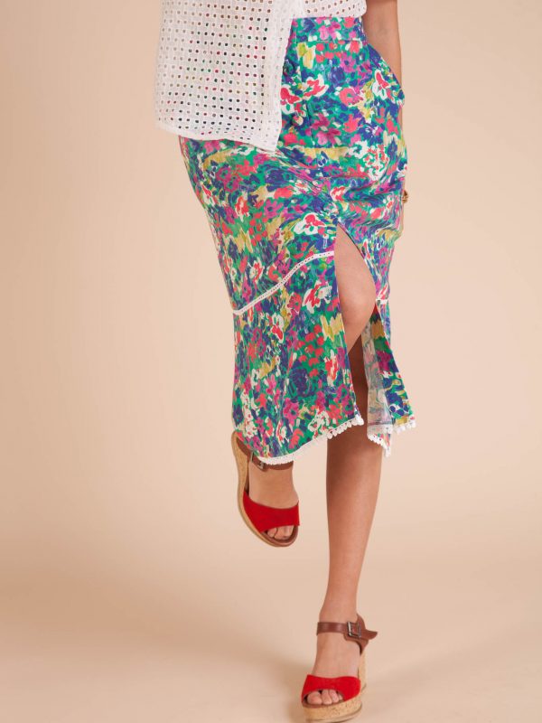 jupe colorée doublée en viscose adaptée pour l'été.
