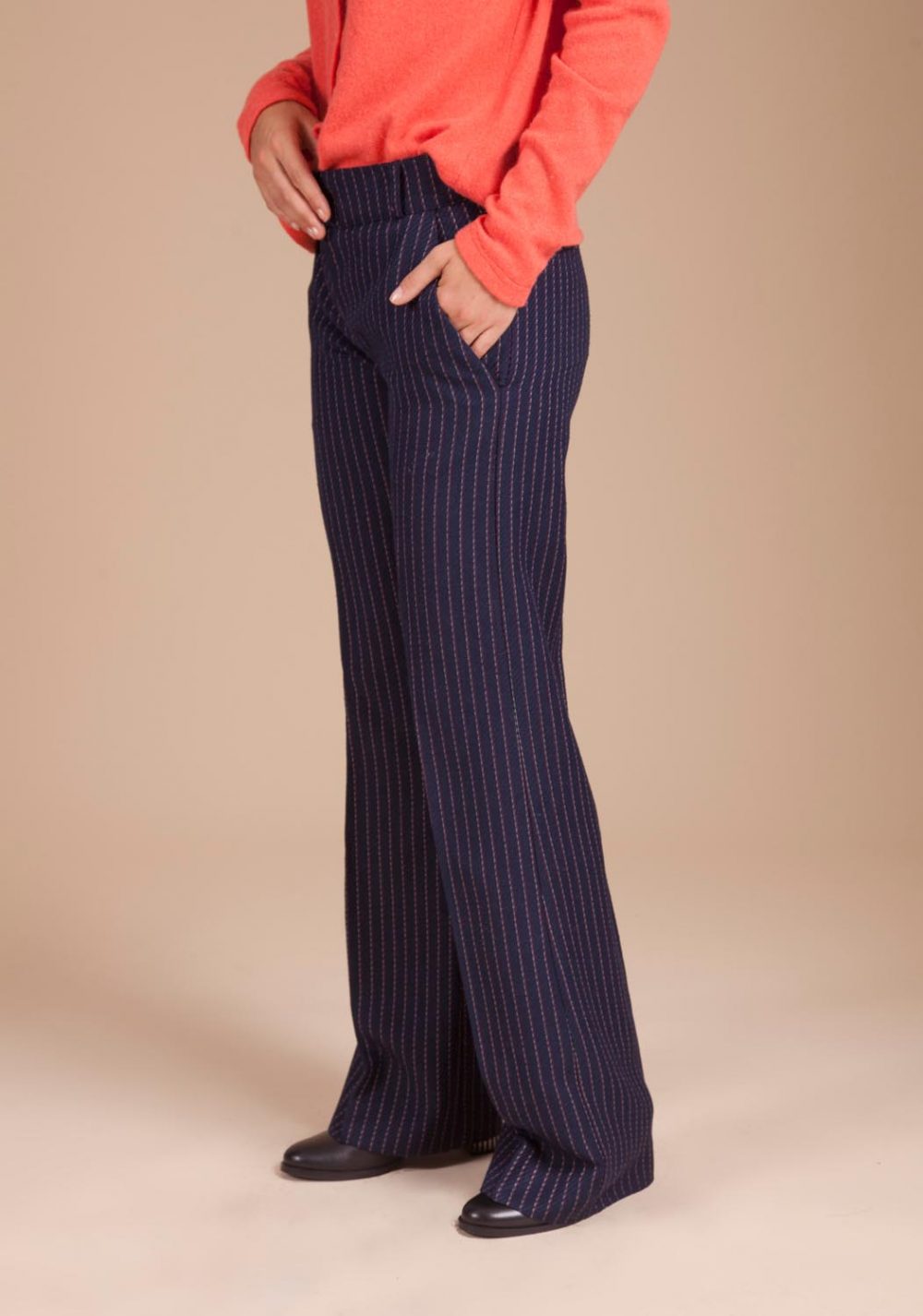 pantalon très tendance avec sa jolie couleur et ses fines rayures