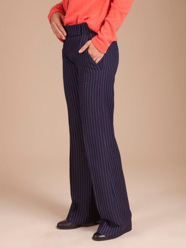 pantalon très tendance avec sa jolie couleur et ses fines rayures