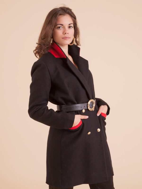 manteau noir avec de jolis détails de son col et des poches relevés en rouge