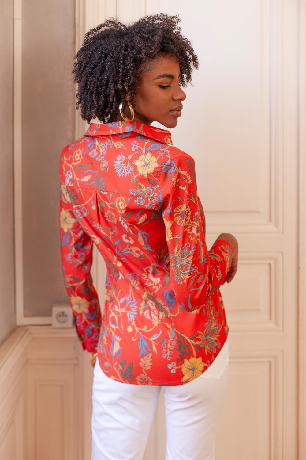 Chemise femme à manches longues couleur rouge orangé. Conception et fabrication française et réalisé dans un coton bio pour une mode éthique.