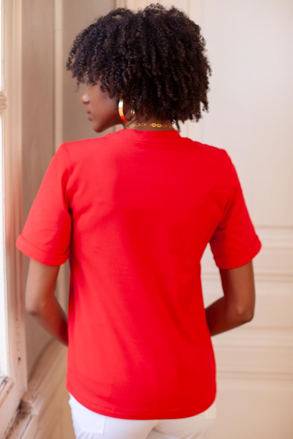Tee-shirt femme couleur rouge, manches courtes, idéal pour le printemps été. Conception et fabrication françaises.