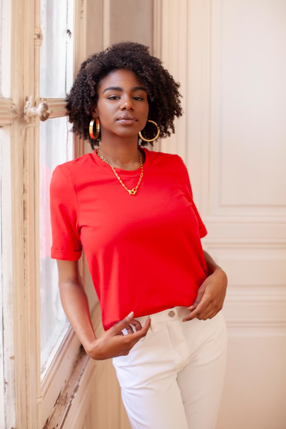 Tee-shirt femme à manches courtes au tombé parfait. Réalisé dans un coton bio de couleur rouge. Conception et fabrication française.