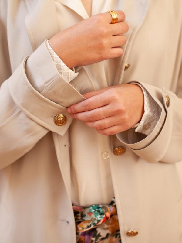 Le trench coat de couleur beige est conçu dans un beau tissu mélange de modal et de viscose, il est très confortable.