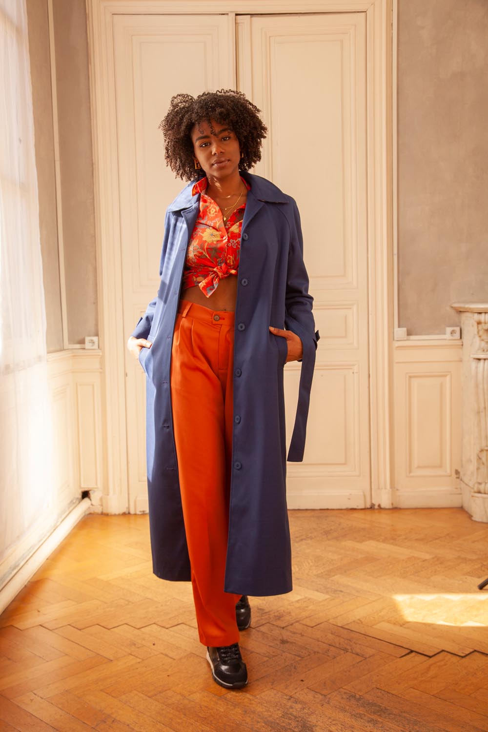 Trench coat femme long de couleur bleu avec de jolis détails et entièrement doublé. Conception et fabrication française.
