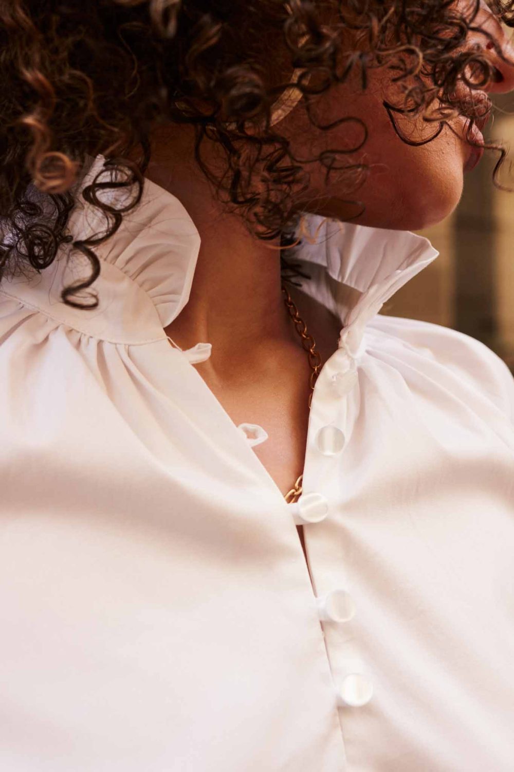 Chemise blanche très élégante réalisée en coton biologique et fabriquée en France pour une mode responsable.