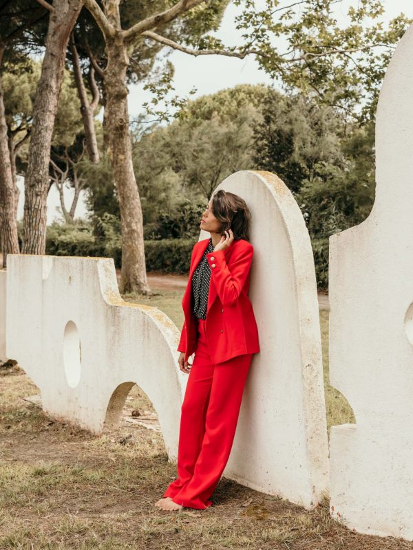 Pantalon jean femme rouge très confortable avec son coton bio et l'élasthanne. A porter pour différentes occasions. Fabrication française.