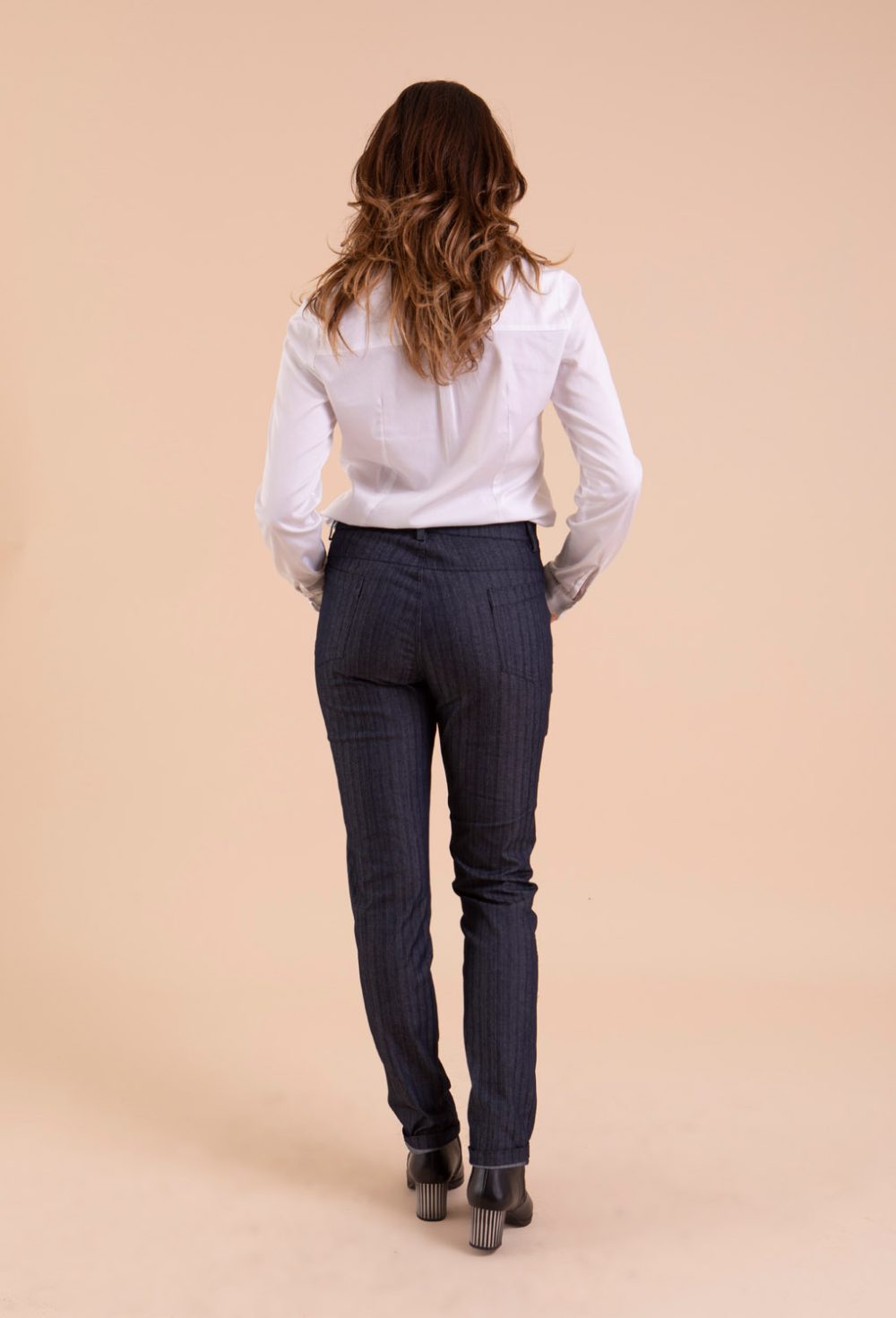 Pantalon jean femme bleu avec de jolies rayures très discrètes. Coupe cigarette qui mettra en valeur votre silhouette. Conception et fabrication française.