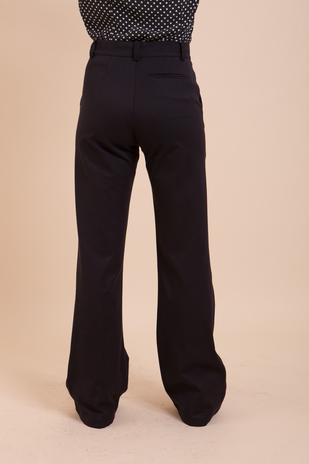 Jean noir pour femme, deux poches italiennes doublées et une poche au dos. idéal pour une garde robe décontractée. Made In France.