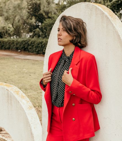 veste femme rouge adaptée pour plusieurs looks. très élégante, création et fabrication française.