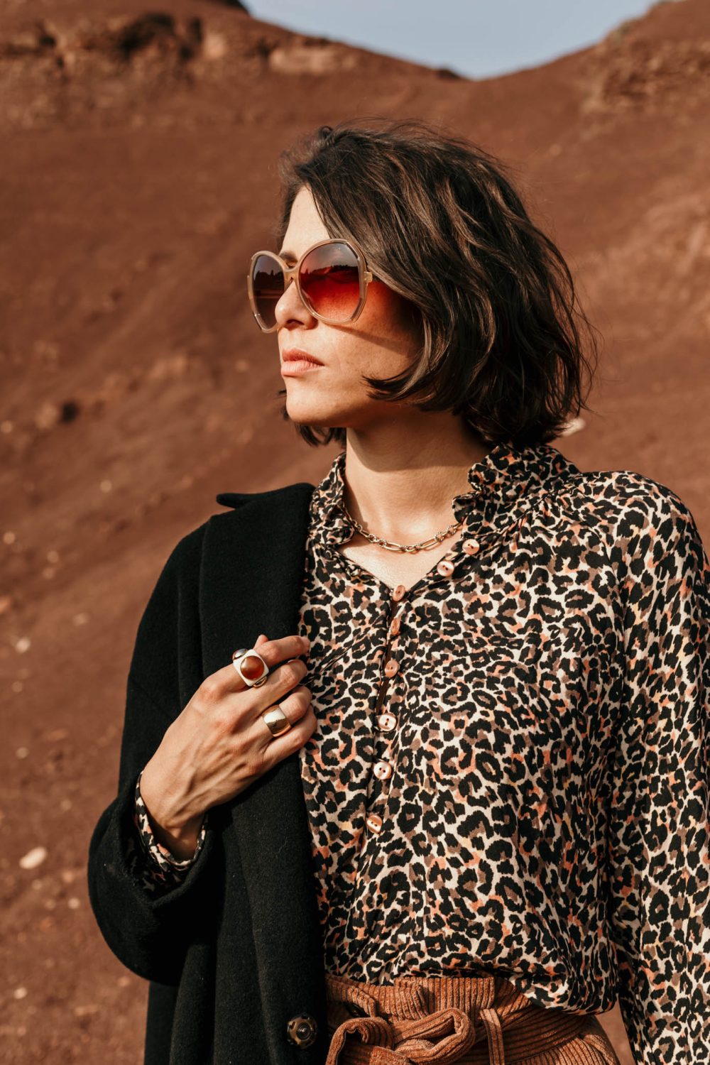 blouse femme made in France, conçu dans un beau tissu en viscose Ecovero imprimé léopard qui offre douceur et fluidité.