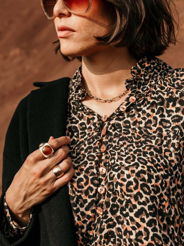 blouse femme made in France, conçu dans un beau tissu en viscose Ecovero imprimé léopard qui offre douceur et fluidité.