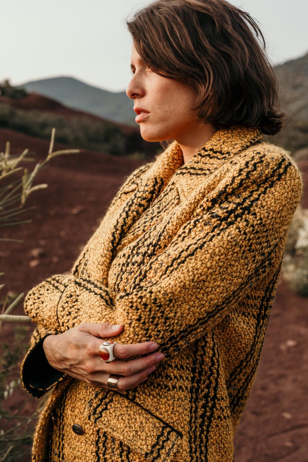 manteau femme made in France pour une mode éthique. réalisé dans un tissu laine qui le rend doux et chaud. Sa belle couleur jaune moutarde accompagnera vos nombreuses tenues.