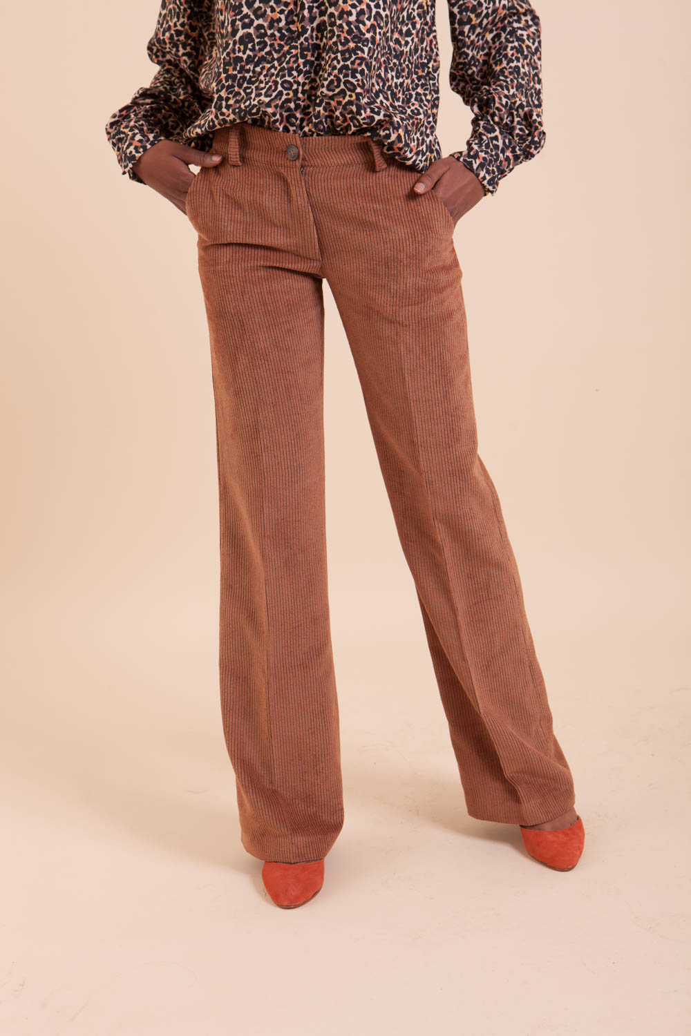 Joli pantalon femme en velours couleur Camel coupe flare est un indispensable une mode hiver, il ajoutera du style à votre garde-robe. Made In France.
