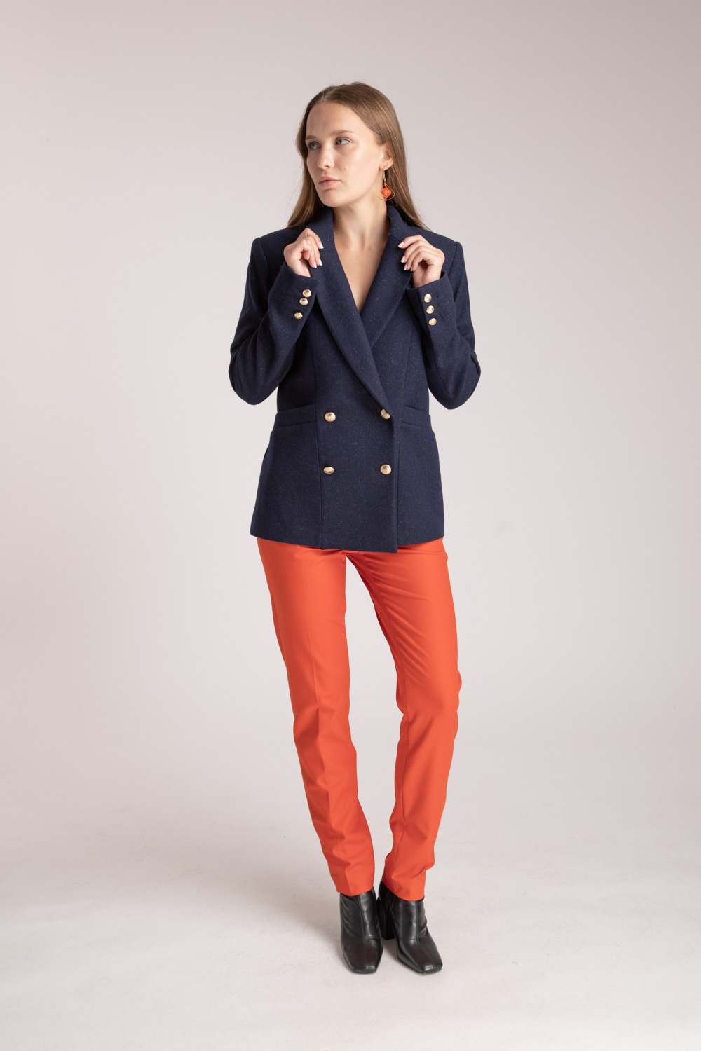 veste-blazer-chic-femme-en-laine-marine-look-autmone-hiver-danielle-engel Swan – Veste blazer bleue – Image 1