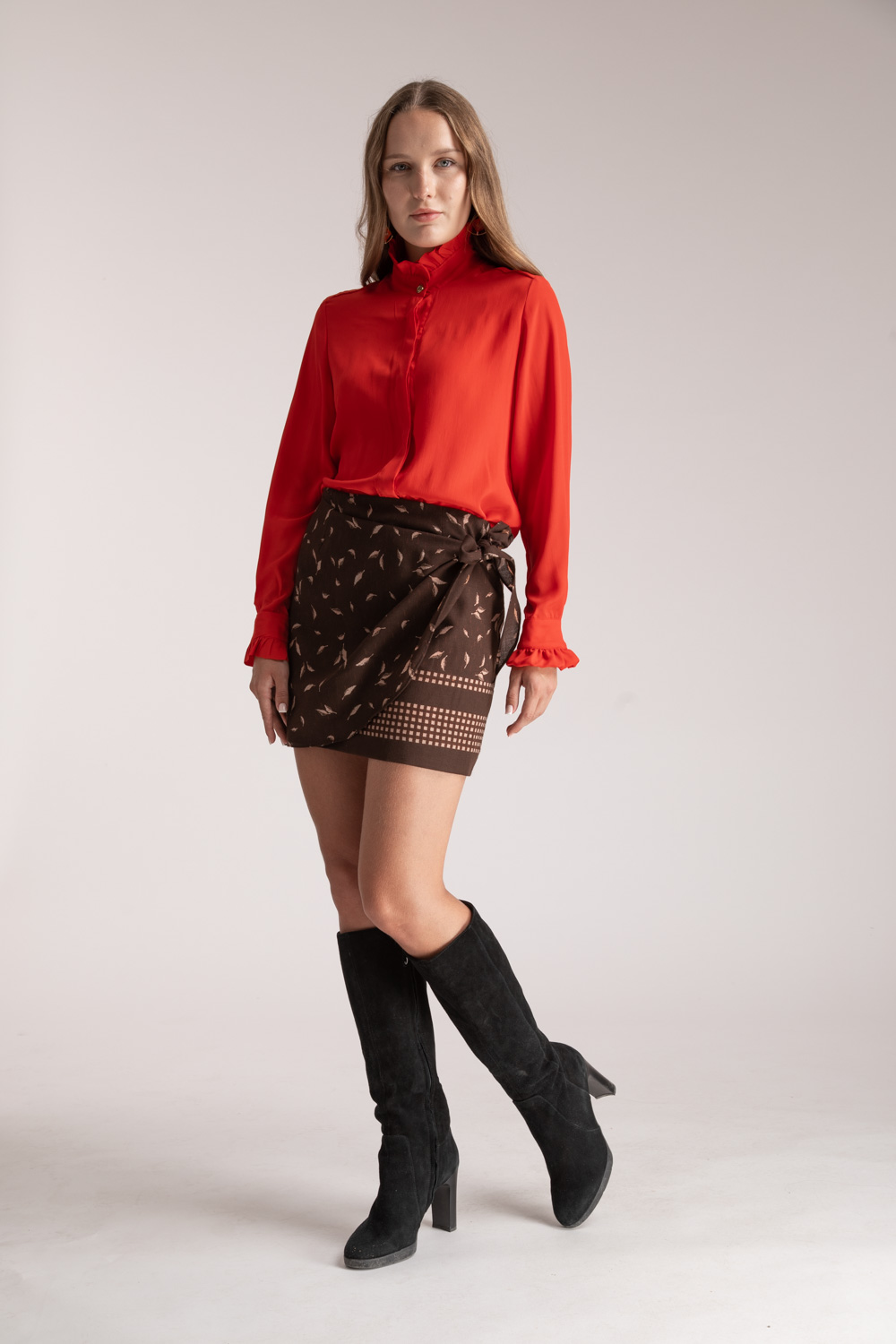 jupe-courte-effet-portefeuille-couleur-chocolat-imprimé-floral-danielle-engel JUPE COURTE KIM – CHOCOLAT GANACHE – Image 1