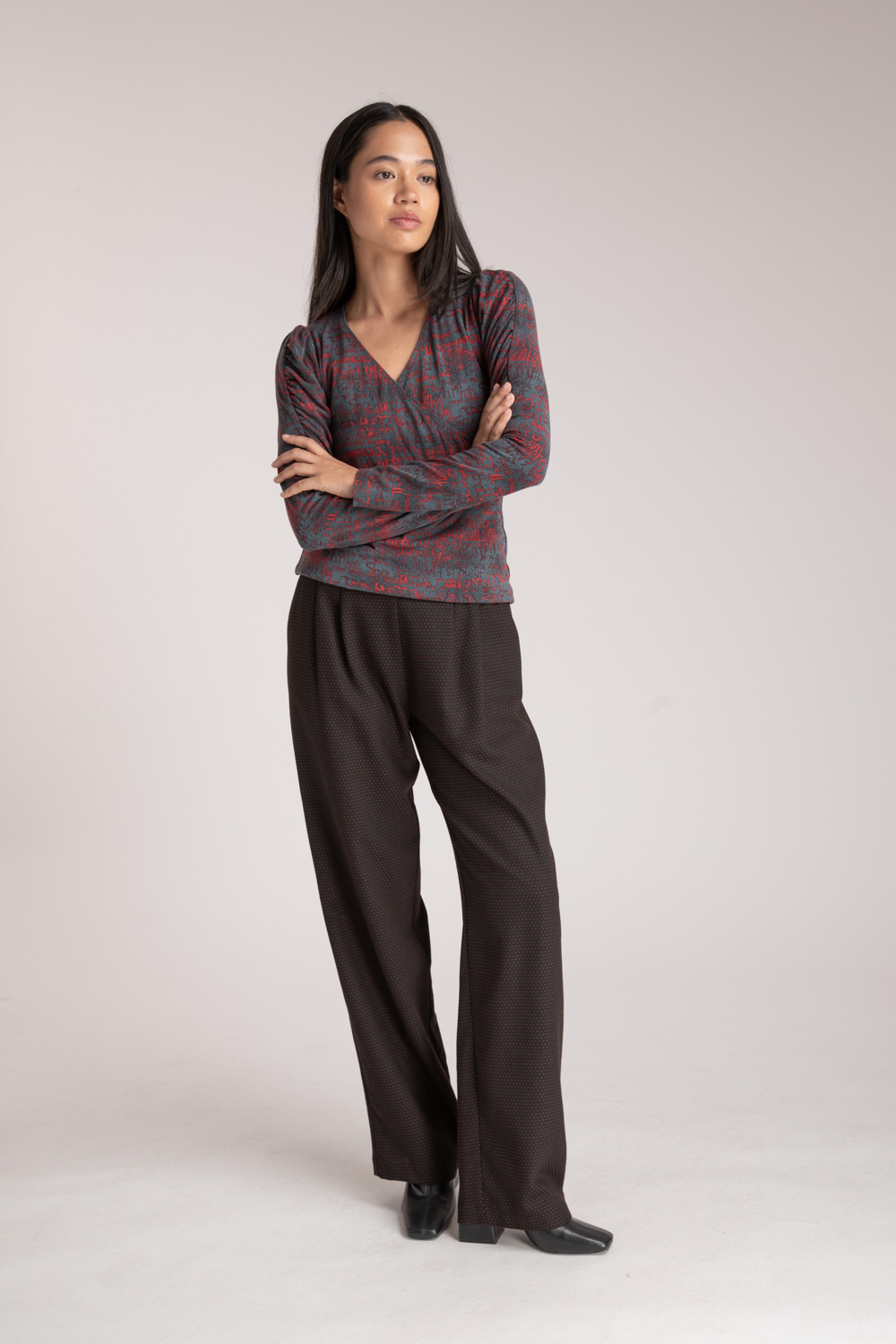 pantalon-femme-chic-à-pois-noir-automne-hiver-made-in-france-automne-hiver-danielle-engel Colin – Pantalon à pois – Image 1