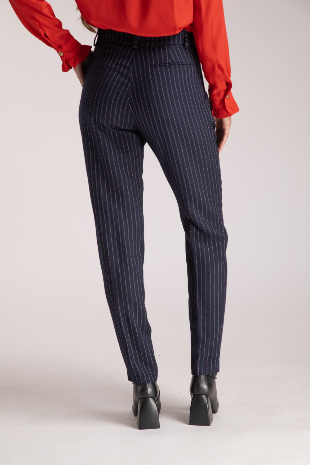 pantalon-femme-forme-carotte-fine-rayure-made-in-france-danielle-engel Dylan – Pantalon femme – Image 1