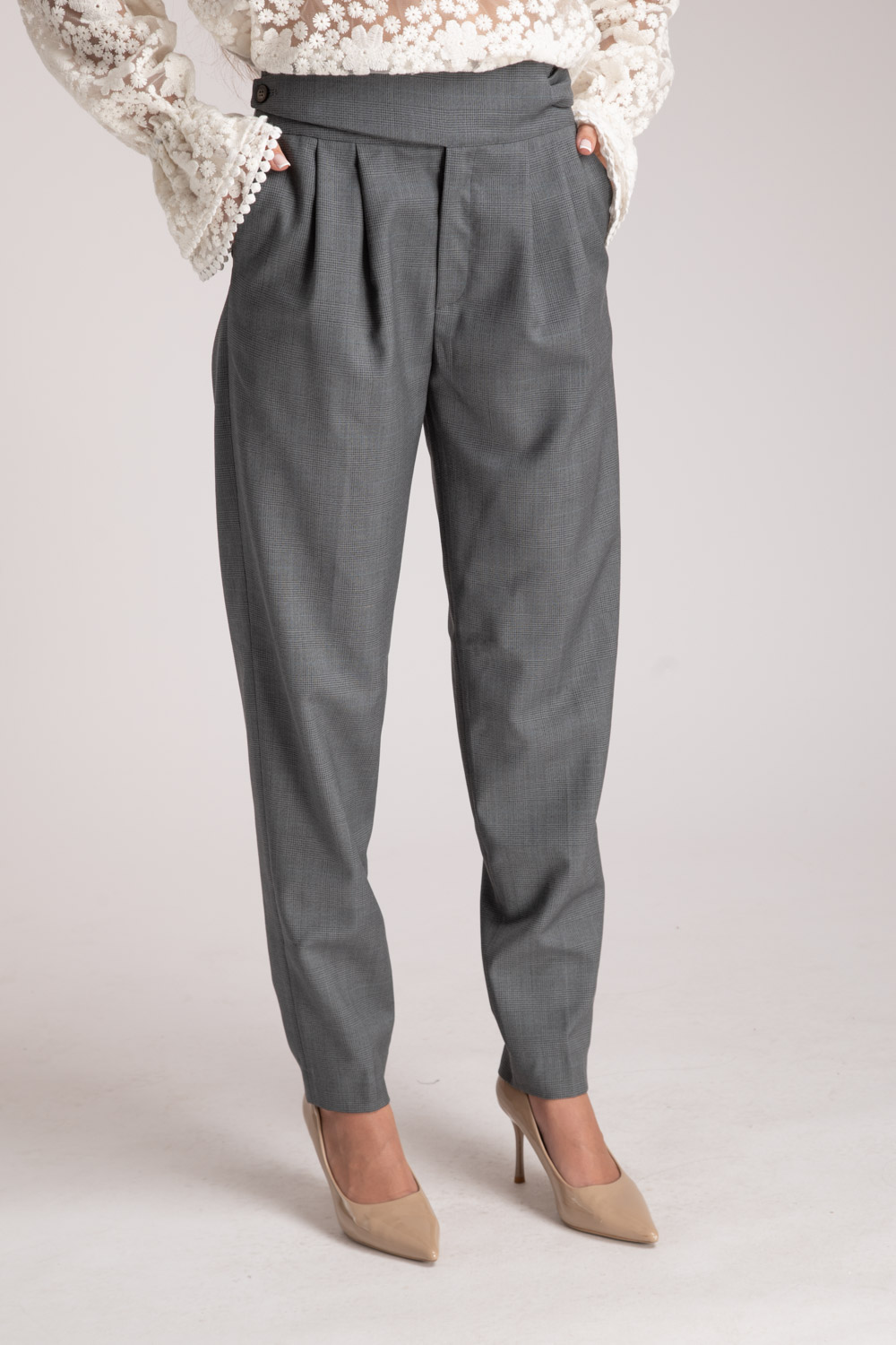 pantalon-femme-made-in-france-forme-cigarette-gris-ceinture-reglable-danielle-engel Hugo – Pantalon gris pour femme – Image 1