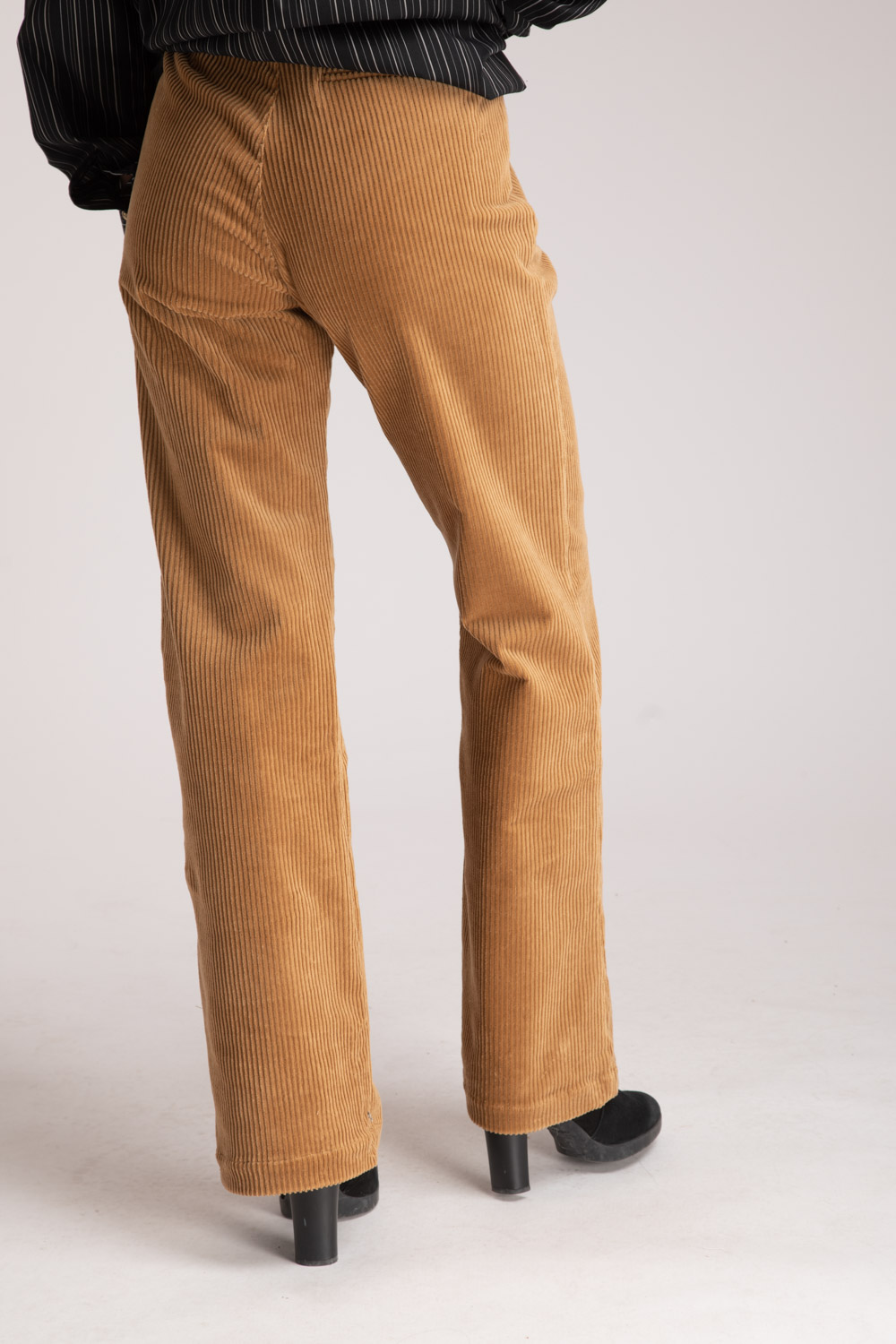 pantalon-hiver-femme-velours-côtelé-coupe-large-made-in-france-danielle-engel PANTALON MAXIMILIEN – PANTALON VELOURS CAMEL – Image 1