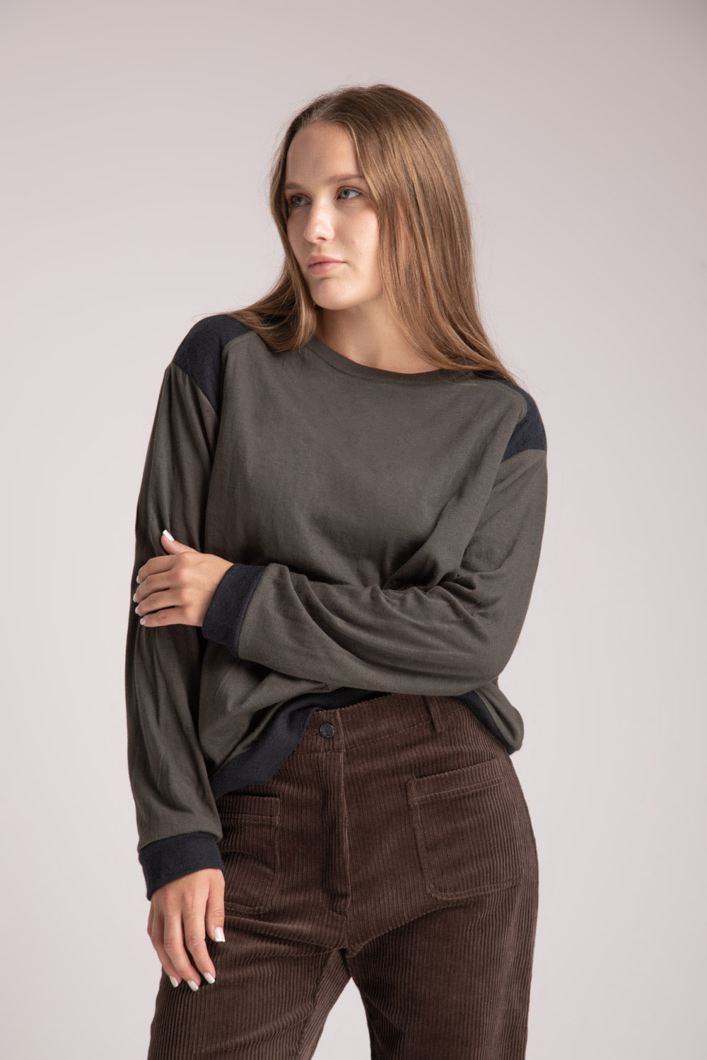 pull-en-laine-femme-fabriqué-en-france-couleur-kaki-autmone-hiver-danielle-engel LOUIS - PULL KAKI MORDORE ET BLEU NUIT – Image 1