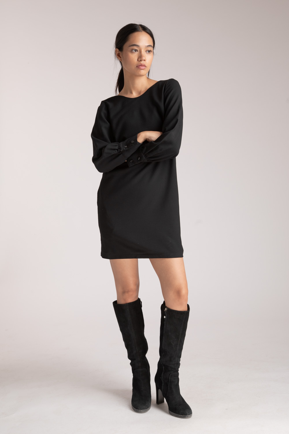 robe-noire-chic-femme-en-laine-manche-longues-autmone-hiver-danielle-engel Claudine - Robe noire femme – Image 1