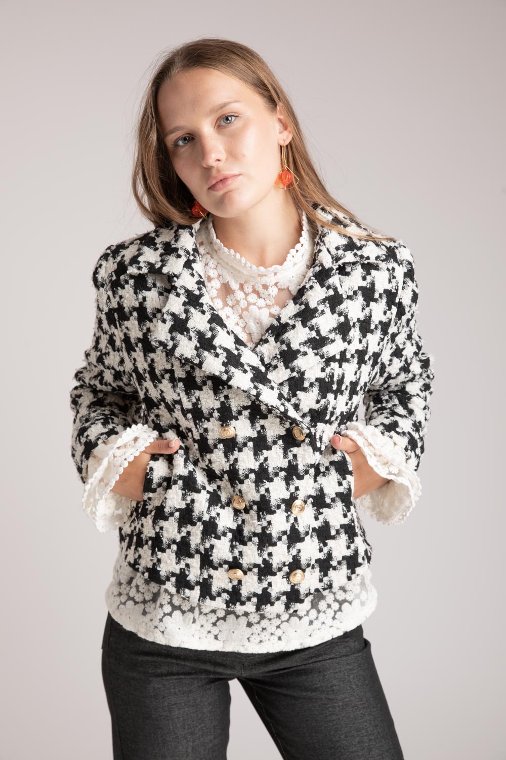 veste-femme-en-tweed-en laine-en-pied-de-coq-made-in-france-danielle-engel GUILHEM - VESTE COURTE PIED DE COQ – Image 1