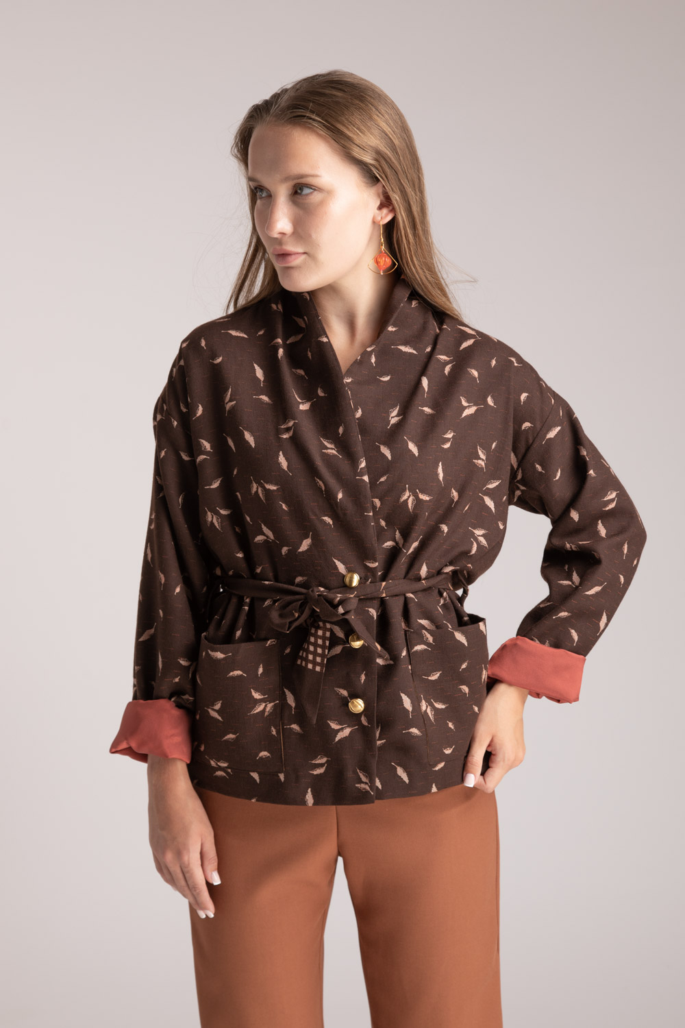 veste-kimo-femme-en-laine-imprimé-floral-fond-chocolat-fabriquée-en-france KIMONO FEMME CHOCOLAT GANACHE – Image 1